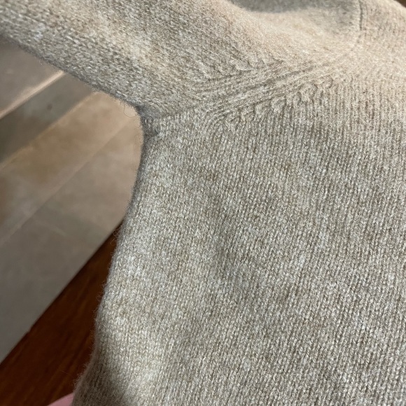 Uniqlo 100% Wool turtleneck - Picture 4 of 10